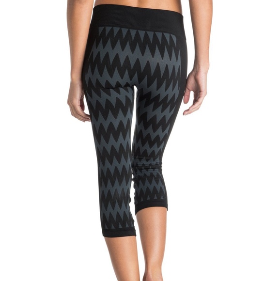 🆕Roxy Stunner Seamless Capri - Picture 3 of 5